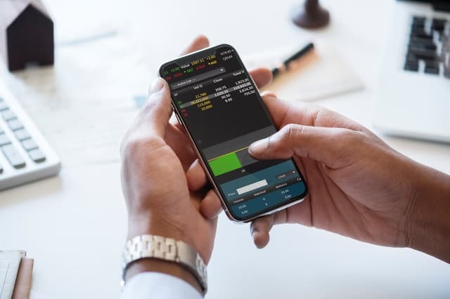 businessman cellphone checking 905869 1
