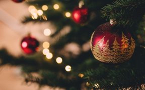 christmas tree with baubles 717988