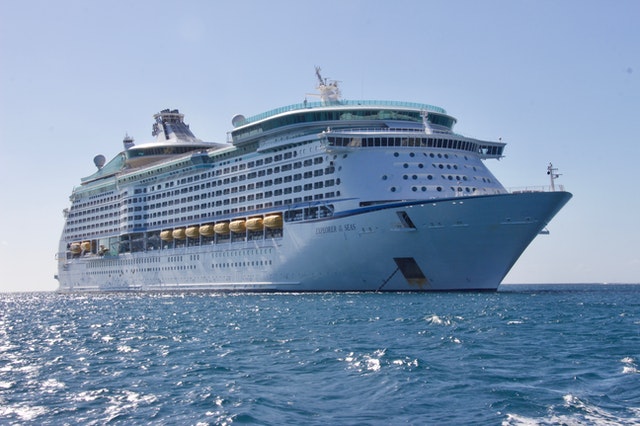 white cruise ship 813011